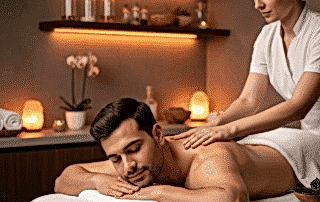 Ofis yorgunluğu için profesyonel sırt masajı yaptıran beyaz yakalı bir çalışan.